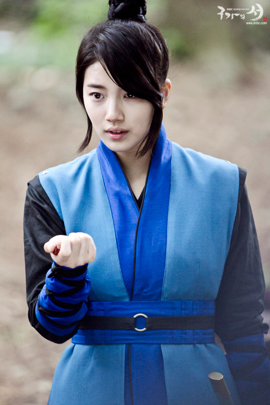 수지(배수지/가수/미쓰에이)
풋풋한 서연(‘건축학개론’)의 연장선에 있는 듯한 여울(‘구가의 서’)이지만, ‘여성스러움’을 자제해야 하는 씩씩한 무사였기에 의상팀의 고민은 깊었다. 드라마를 이끄는 강은경 작가와 신우철 감독의 요구도 있었다. ‘군더더기는 버리자’는 것.