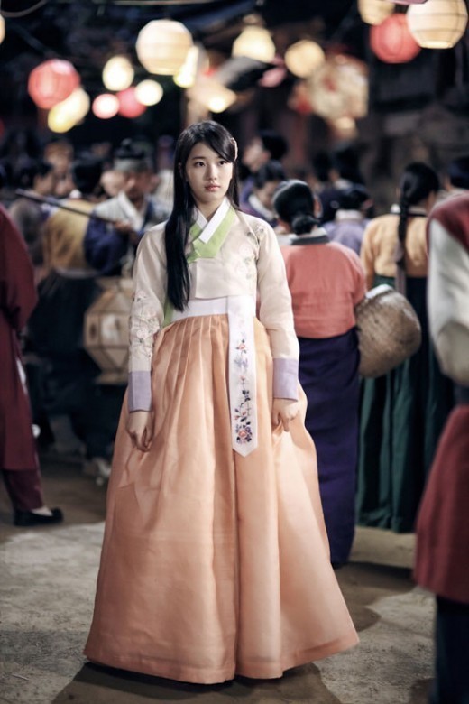 수지(배수지/가수/미쓰에이)
풋풋한 서연(‘건축학개론’)의 연장선에 있는 듯한 여울(‘구가의 서’)이지만, ‘여성스러움’을 자제해야 하는 씩씩한 무사였기에 의상팀의 고민은 깊었다. 드라마를 이끄는 강은경 작가와 신우철 감독의 요구도 있었다. ‘군더더기는 버리자’는 것.