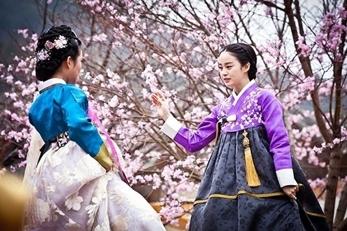 김태희(탤런트/영화배우)
사극의 ‘숨은 꽃’은 의상이다. 여느 인기드라마에 등장하는 스타일처럼 ‘완판’ 행진을 기록할 일은 없지만 캐릭터와 스토리를 살릴 수 있는 또 하나의 신호체계다. 이미 막을 올린 월화 안방의 ‘사극대첩’에서도 두 주인공의 의상은 볼거리다. MBC ‘구가의 서’의 수지와, SBS ‘장옥정, 사랑에 살다’의 김태희가 그 주인공이다.