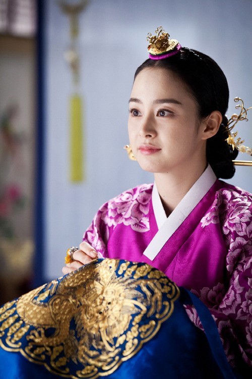 김태희(탤런트/영화배우)
사극의 ‘숨은 꽃’은 의상이다. 여느 인기드라마에 등장하는 스타일처럼 ‘완판’ 행진을 기록할 일은 없지만 캐릭터와 스토리를 살릴 수 있는 또 하나의 신호체계다. 이미 막을 올린 월화 안방의 ‘사극대첩’에서도 두 주인공의 의상은 볼거리다. MBC ‘구가의 서’의 수지와, SBS ‘장옥정, 사랑에 살다’의 김태희가 그 주인공이다.