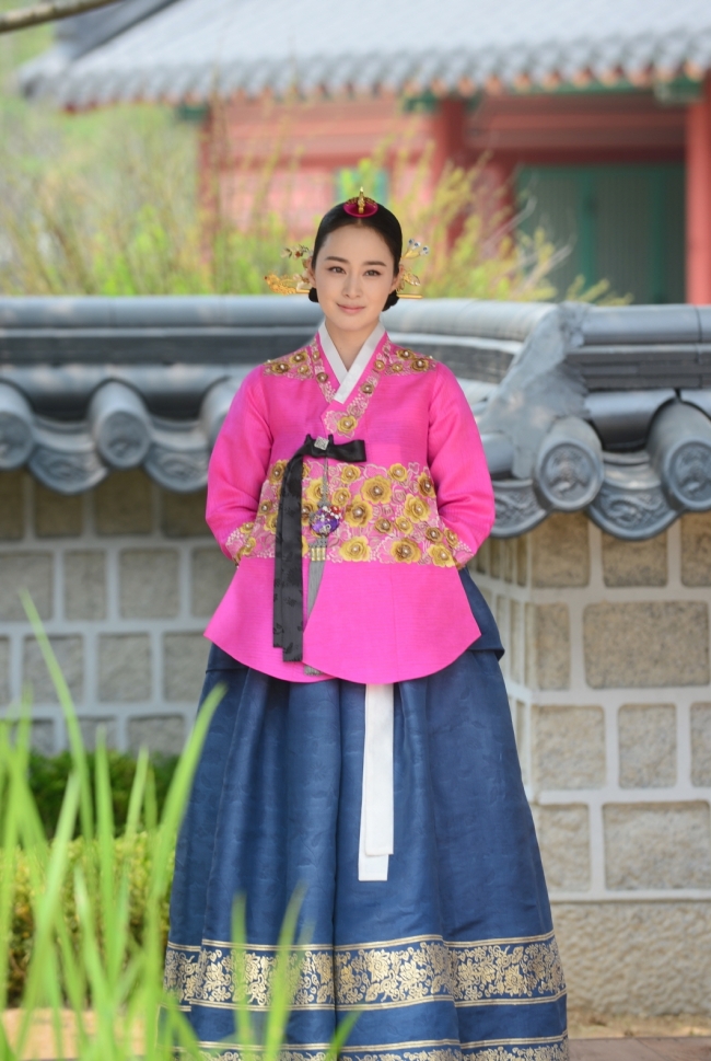 김태희(탤런트/영화배우)
사극의 ‘숨은 꽃’은 의상이다. 여느 인기드라마에 등장하는 스타일처럼 ‘완판’ 행진을 기록할 일은 없지만 캐릭터와 스토리를 살릴 수 있는 또 하나의 신호체계다. 이미 막을 올린 월화 안방의 ‘사극대첩’에서도 두 주인공의 의상은 볼거리다. MBC ‘구가의 서’의 수지와, SBS ‘장옥정, 사랑에 살다’의 김태희가 그 주인공이다.