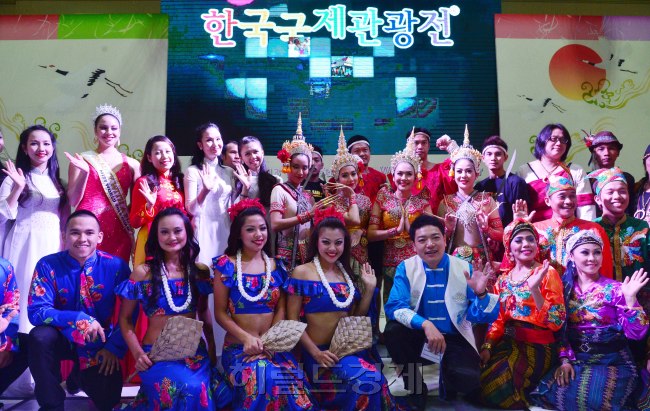 30일 오전 서울시 강남구 코엑스에서 제 26회 한국국제관광전이 열렸다. 이번 박람회에서는 50여개국의 관광청이 참가하여 여행정보, 축제, 전통공연등 다양한 행사를 선보일 예정이다.<br />이상섭 기자. babtong@heraldcorp.com 2013.05.30
30일 오전 서울시 강남구 코엑스에서 제 26회 한국국제관광전이 열렸다. 이번 박람회에서는 50여개국의 관광청이 참가하여 여행정보, 축제, 전통공연등 다양한 행사를 선보일 예정이다.
이상섭 기자. babtong@heraldcorp.com 2013.05.30
30일 오전 서울시 강남구 코엑스에서 제 26회 한국국제관광전이 열렸다. 이번 박람회에서는 50여개국의 관광청이 참가하여 여행정보, 축제, 전통공연등 다양한 행사를 선보일 예정이다.
이상섭 기자. babtong@heraldcorp.com 2013.05.30