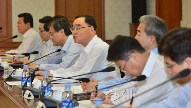 윤상직(정무직공무원/산업통상자원부장관)
31일 오전 세종로 정부중앙청사에서 정홍원 국무총리 주재로 국가정책조정회의가 열렸다. 최근 불거진 원전의 불량부품사용등으로 곤욕을 치르고 있는 윤상직 산업통상자원부 장관이 입을 굳게 다물고 있다.