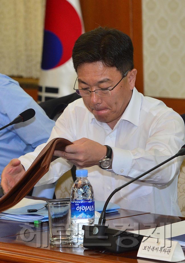 윤상직(정무직공무원/산업통상자원부장관)
31일 오전 세종로 정부중앙청사에서 정홍원 국무총리 주재로 국가정책조정회의가 열렸다. 최근 불거진 원전의 불량부품사용등으로 곤욕을 치르고 있는 윤상직 산업통상자원부 장관이 입을 굳게 다물고 있다.