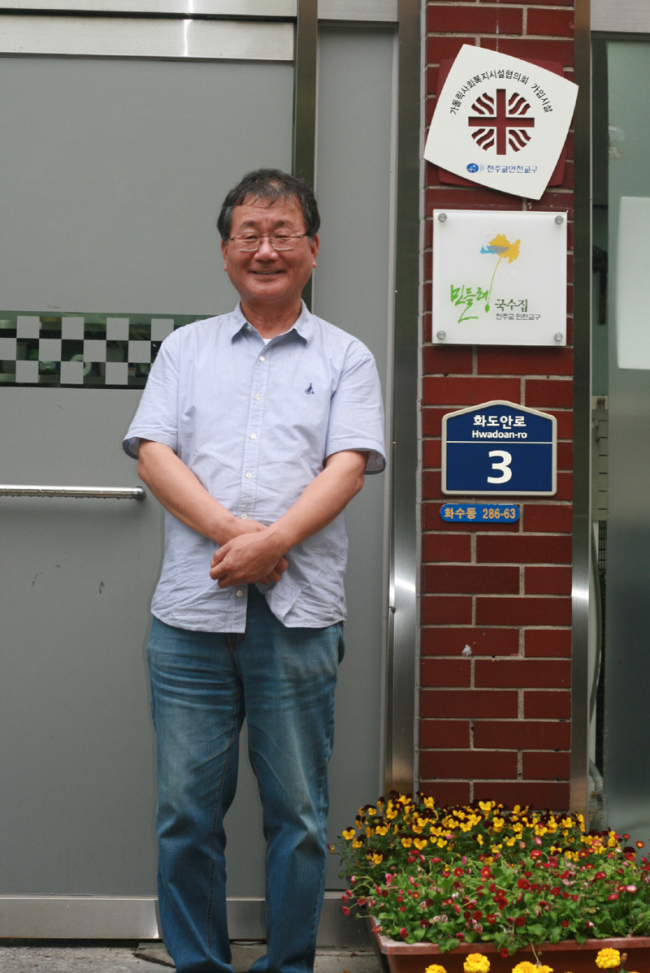 서영남(사회사업가/민들레국수집대표)
인천시 동구 화수동의 야트막한 화도고개 마루엔 ‘민들레타운’이 있다. 민들레국수집, 민들레꿈공부방, 민들레가게 등으로 이뤄진 이 조그만 달동네는 가난하지만 어느 곳보다 풍요롭다.