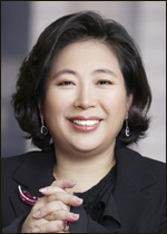 현정은(기업인/회장/현대그룹)
현정은<사진> 현대그룹 회장이 31일 ‘자랑스러운 이화인’상을 수상했다. 현 회장은 이날 이화여대 개교 127주년 기념식에서 윤후정 이대 명예총장, 장화인 이화국제재단 부이사장과 함께 ‘제15회 자랑스러운 이화인’상을 수상했다.
