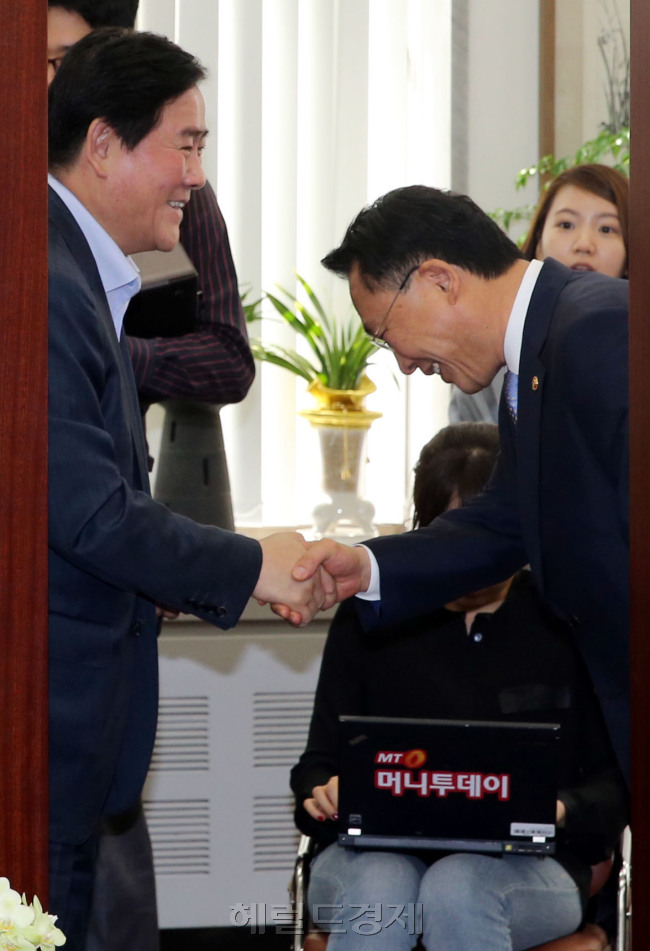 친박 최고 실세로 꼽히는 최경환 새누리당 원내대표가 31일 국회를 방문한 방하남 고용노동부 장관으로부터 ‘90도’ 인사를 받고 있다.
좌,최경환(정치인/원내대표/새누리당)
우,방하남(정치인/장관/고용노동부)
