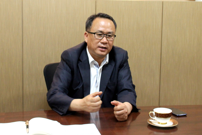 최계경(기업인/다하누대표)
농업회사법인 다하누를 이끌고 이는 최계경 회장은 벌써 ‘5대째 소 장사’를 하고 있다. 1885년 5대조부터 시작한 소 장사를 가업으로 이어오다 아버지대에 비육업으로 확대했고, 이를 물려받은 최 회장이 한우 식도락 타운과 축산물 전문 유통업체 설립으로까지 이어온 것이다.