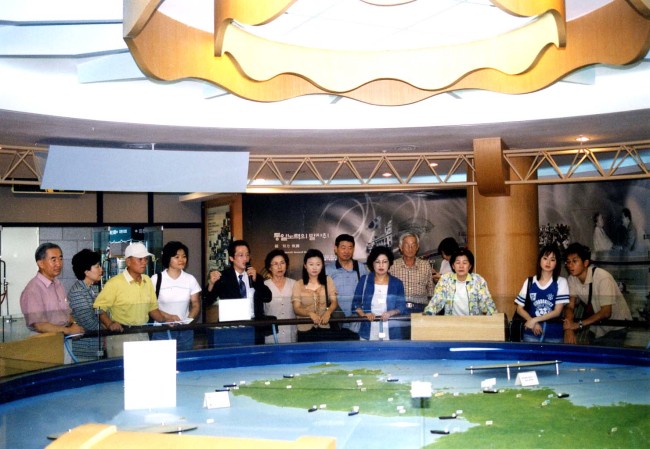 Visitors view a detailed map of the two Koreas at the Dora Observatory in Paju, Gyeonggi Province.   Panmunjom Travel Center