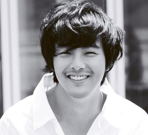 박용하(탤런트/가수)
배우 故 박용하의 돈을 가로채려다 발각됐던 전 매니저가 현재 엔터테인먼트 실장으로 활동 중인 것으로 알려져 빈축을 사고 있다.