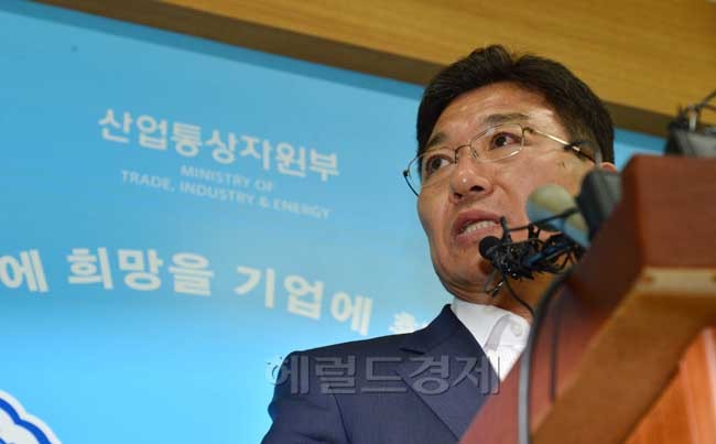 윤상직(정무직공무원/산업통상자원부장관)
31일 오후 경기도 과천정부청사 산업통상자원부 브리핑실에서 윤상직 산업통상자원부장관이 여름철 전력수급 전망 및 대책을 발표하고 있다.