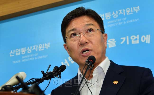 윤상직(정무직공무원/산업통상자원부장관)
31일 오후 경기도 과천정부청사 산업통상자원부 브리핑실에서 윤상직 산업통상자원부장관이 여름철 전력수급 전망 및 대책을 발표하고 있다.