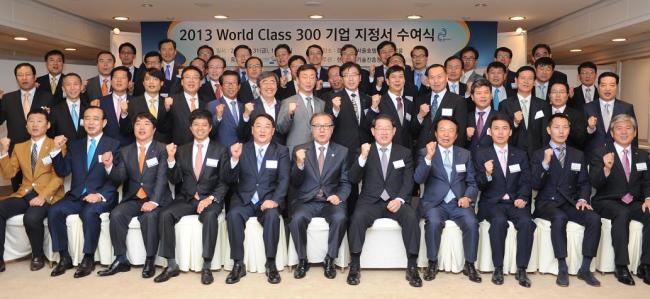 화장품 연구개발ㆍ생산 전문기업인 코스맥스(각자대표 이경수ㆍ송철헌)가 31일 ‘월드클래스 300’ 기업으로 선정됐다.