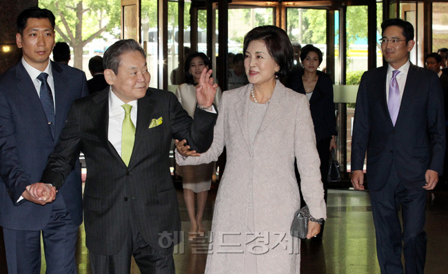 이건희(좌부터/기업인/국제기관단체인/삼성전자회장),홍라희(미술인/리움관장)
삼성그룹 호암상 시상식이 열리는 31일 오후 이건회 회장과 가족들이 서울 서소문 호암아트홀로 들어오고 있다.