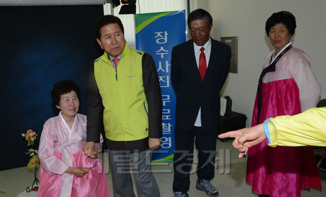 최원병/회장/농업협동조합중앙회
31일 농협중앙회(회장 최원병)가 백령도에서 가진농협행복버스행사중 장수사진찍기가 열리고 있는 임시스튜디오를 방문