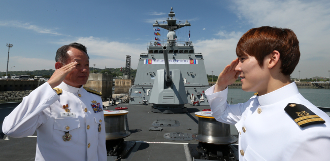 박태환(수영선수/인천광역시청)
Olympic swimming champion Park Tae-hwan (right) salutes Chief of Naval Operations Adm. Choi Yoon-hee aboard a destroyer of the Second Fleet headquartered in Pyeongtaek, Gyeonggi Province after being appointed a publicity envoy of the Navy on Friday.   Yonhap News