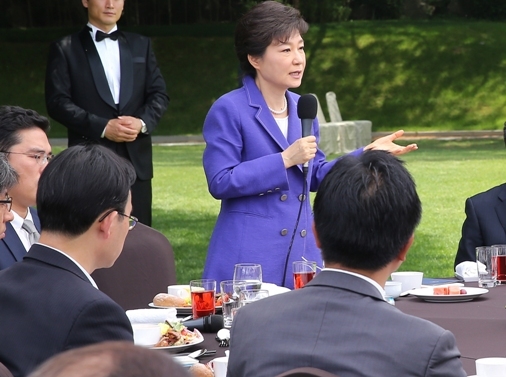 박근혜(대통령)
박근혜 대통령이 31일 청와대 녹지원에서 열린 출입기자단 오찬에서 인사말을 하고 있다. (연합뉴스)