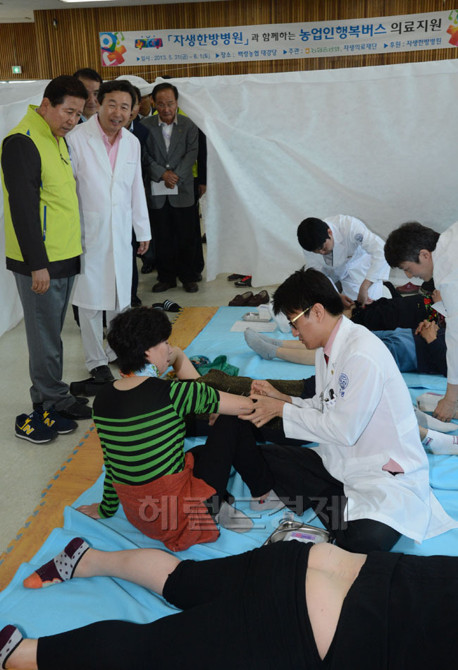 31일 호국.보훈의 달을 맞아 농협중앙회(회장 최원병)가 백령도의 현지농협을 찾아 농업인행복버스를 투입 500여명의 현지농업인을 위문하는 자리를 가졌다.