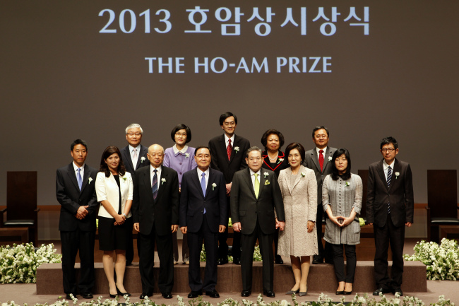 Samsung Electronics chairman Lee Kun-hee (fourth from right, front row) and Prime Minister Chung Hong-won (fourth from left, front row) pose for a photo with Ho-Am Prize recipients and their family members at an event in Seoul on Friday.   Samsung Group