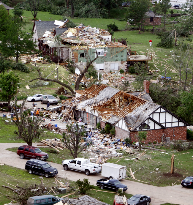 This aerial photo shows damage in the Rolling Meadow Estates neighborhood on Friday in Broken Arrow, Okla. after a tornado passed the area overnight. The storms rolled across the region overnight, and more bad weather was poised to strike Friday, with tornadoes and baseball-sized hail forecast from Oklahoma, Kansas and Missouri. Flooding also is a concern in parts of Missouri, Iowa and Illinois through Sunday. (AP-Yonhap News)