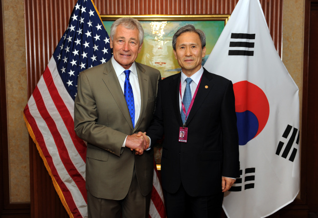 South Korean Defence Minister Kim Kwan-jin and the U.S. Defence Secretary Chuck Hagel shake hands on Saturday in an agreement to maintain strong alliance at Shangri-La Dialogue held in Singapore (Yonhap News)