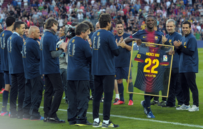 <YONHAP PHOTO-0198> FC Barcelona's Eric Abidal, from France, holds a t-shirt with his name at the end of the match against Malaga during a Spanish La Liga soccer match at the Camp Nou stadium in Barcelona, Spain, Saturday, June 1, 2013. Eric Abidal will be leaving Barcelona after six trophy-laden seasons and having fought back from both a liver tumor and a liver transplant to play again. Abidal thanked his teammates, his coaches, and above all the team doctors and physical therapists that helped him through his medical issues. (AP Photo/Manu Fernandez)/2013-06-02 06:19:05/ <저작권자 ⓒ 1980-2013 ㈜연합뉴스. 무단 전재 재배포 금지.>
FC Barcelona’s Eric Abidal is honored after playing his last match with the club on Saturday.   AP-Yonhap News