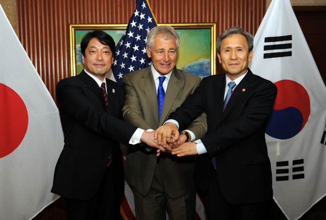 South Korean Defense Minister Kim Kwan-jin (right), U.S. Secretary of Defense Chuck Hagel (center) and Japanese Defense Minister Itsunori Onodera pose for a photo prior to their talks at the annual Asia Security Summit, better known as the Shangri-La Dialogue, in Singapore on Saturday.   Defense Ministry