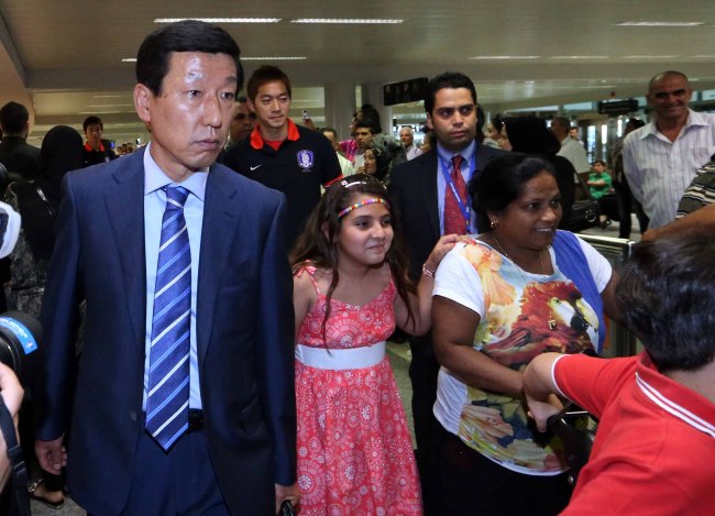 Korea’s head coach Choi Kang-hee (left) arrives in Beirut on Saturday.   Yonhap News