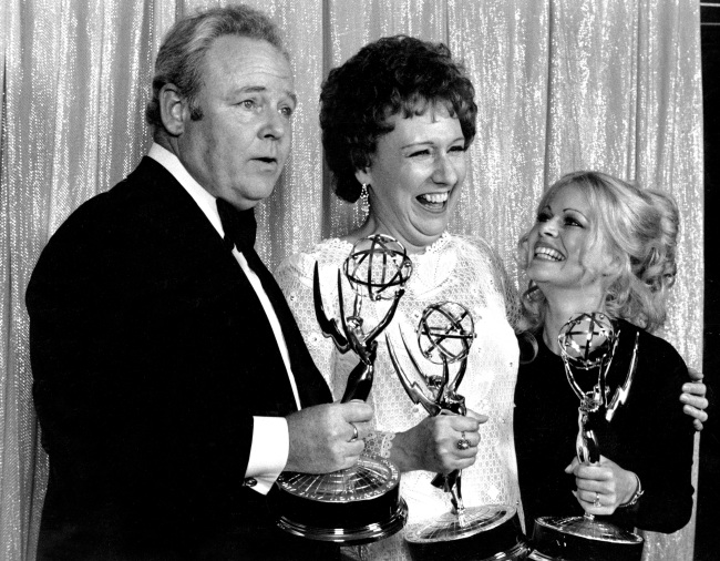 Cast members of “All in the Family,” from left, Carroll O’Connor, Jean Stapleton and Sally Struthers pose with their Emmys backstage at the 24th annual Emmy Awards in Hollywood, May 14, 1972.   AP-Yonhap News