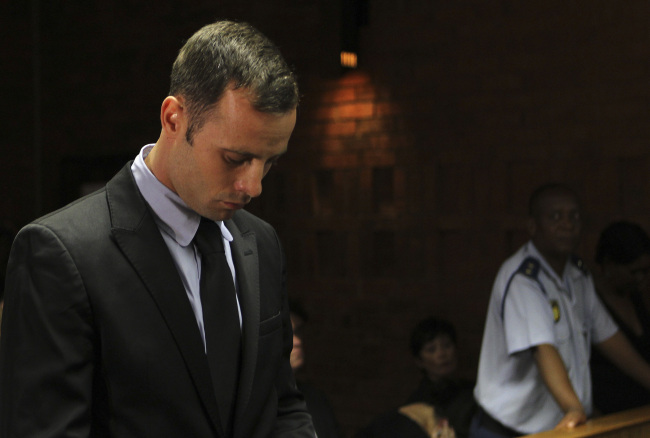 <YONHAP PHOTO-1608> File In this Wednesday, Feb. 20, 2013 file photo Olympic athlete Oscar Pistorius stands inside the court as a police officer looks on during his bail hearing at the magistrate court in Pretoria, South Africa. Pistorius will defend himself against a charge of premeditated murder in the slaying of his girlfriend Reeva Steenkamp, by arguing he believed he was acting lawfully and in self-denense when he fired four shots through a bathroom door in his home with his licensed 9mm handgun, criminal and firearm experts say, even though the Olympic athlete concedes now that he made a deadly error. (AP Photo/Themba Hadebe, File)/2013-05-31 21:35:54/ <저작권자 ⓒ 1980-2013 ㈜연합뉴스. 무단 전재 재배포 금지.>
In this Feb. 20 file photo Olympic athlete Oscar Pistorius stands inside the court as a police officer looks on during his bail hearing at the magistrate court in Pretoria, South Africa.   AP-Yonhap News