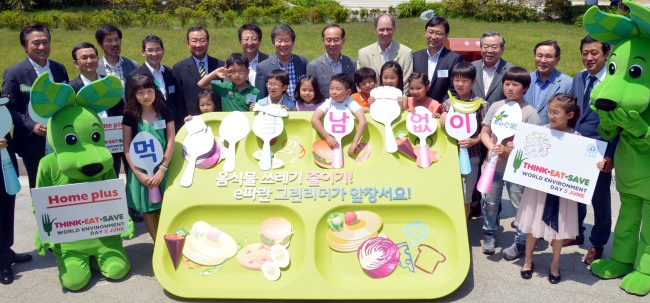 Environment Minister Minister Yoon Seong-kyu (eighth from left), Homeplus chairman Lee Seung-han (seventh from left) and British Ambassador to Korea Scott Wightman (ninth from left) attend a performance to teach kids about the importance of reducing food waste at Cheong Wa Dae on Sunday.   Kim Myung-sub/The Korea Herald