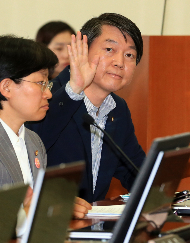 Rep. Ahn Cheol-soo raises his hand for a chance to speak as he attends a Health and Welfare Committee meeting for the first time at the National Assembly last Thursday.   Yonhap News