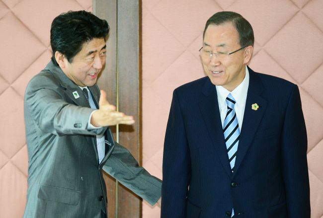 U.N. Secretary-General Ban Ki-moon (right) is welcomed by Japanese Prime Minister Shinzo Abe prior to their talks in the Tokyo International Conference on African Development in Yokohama on Sunday.   AFP-Yonhap News