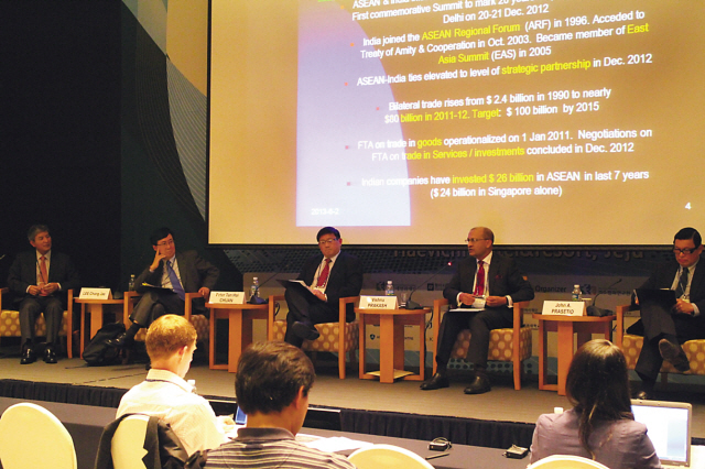 Chung Hae-moon, secretary general of the ASEAN-Korea Centre , moderates a panel discussion during the 8th Jeju
Forum, a three-day gathering on peace and prosperity in East Asia, at a hotel on Korea’s resort island. From left are:
Chung; Lee Chang-jae, visiting research fellow of Korea Institute for International Economic Policy, Peter Tan, Singaporean ambassador to Korea; Vishnu Prakash, Indian ambassador to Korea; and John A. Prasetio, Indonesian ambassador to Korea. (ASEAN-Korea Centre)