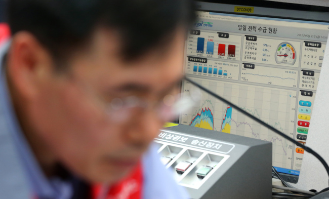 An official at the Korea Power Exchange prepares for the electricity shortage expected in the coming weeks due to the suspension of two nuclear reactors  . (Yonhap news)