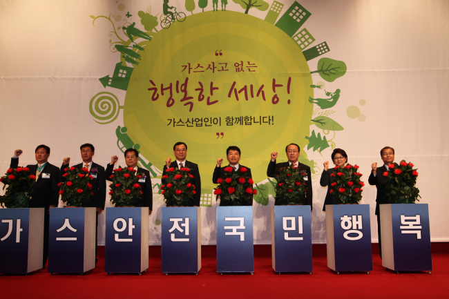 한진현(오른쪽 두번째) 산업통상자원부 차관과 전대천(왼쪽 두번째) 가스안전공사 사장 등이 ‘제20회 대한민국 가스안전대상’ 행사에서 가스안전을 다짐하고 있다.
[사진제공=가스안전공사]