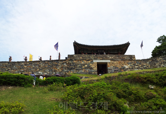 역사상 세 명의 왕이 지금의 서울(또는 개성) 땅에서 충남 공주 땅으로 피신했다. 첫번째는 백제시대 문주왕이고 두번째는 고려 현종, 세번째는 조선시대 인조다.