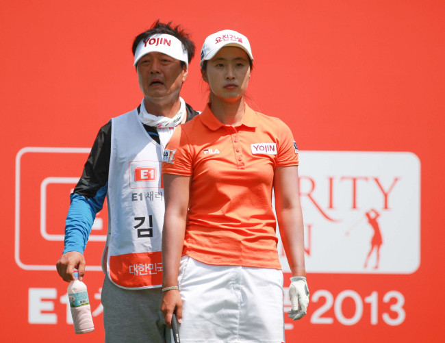 김보경(골퍼/요진건설여자골프단)
2일 나란히 막을 내린 한국프로골프(KPGA) 투어 군산CC오픈과 한국여자프로골프(KLPGA) 투어 E1 채리티오픈의 남녀 챔피언은 모두 아버지 캐디들의 헌신적인 뒷바라지가 바탕이 된 값진 우승컵을 들어올렸다.