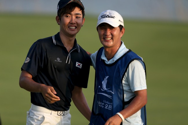 이수민(골퍼)
2일 나란히 막을 내린 한국프로골프(KPGA) 투어 군산CC오픈과 한국여자프로골프(KLPGA) 투어 E1 채리티오픈의 남녀 챔피언은 모두 아버지 캐디들의 헌신적인 뒷바라지가 바탕이 된 값진 우승컵을 들어올렸다.