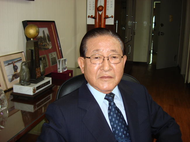 윤석순(사회기관단체인/기업인/한국극지연구진흥회회장/한국경로복지회이사장)
“우리나라가 지속적인 발전을 하려면 국제적 위상을 드높여야 하고, 기후변화 등 재해에 잘 대비하며, 부족한 에너지와 식량을 안정적으로 확보해야 합니다. 이런 문제들을 해결할 열쇠를 극지가 쥐고 있습니다”