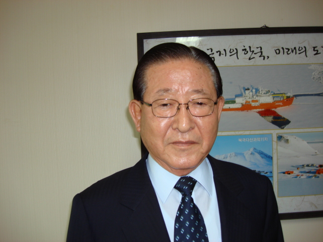 윤석순(사회기관단체인/기업인/한국극지연구진흥회회장/한국경로복지회이사장)
“우리나라가 지속적인 발전을 하려면 국제적 위상을 드높여야 하고, 기후변화 등 재해에 잘 대비하며, 부족한 에너지와 식량을 안정적으로 확보해야 합니다. 이런 문제들을 해결할 열쇠를 극지가 쥐고 있습니다”