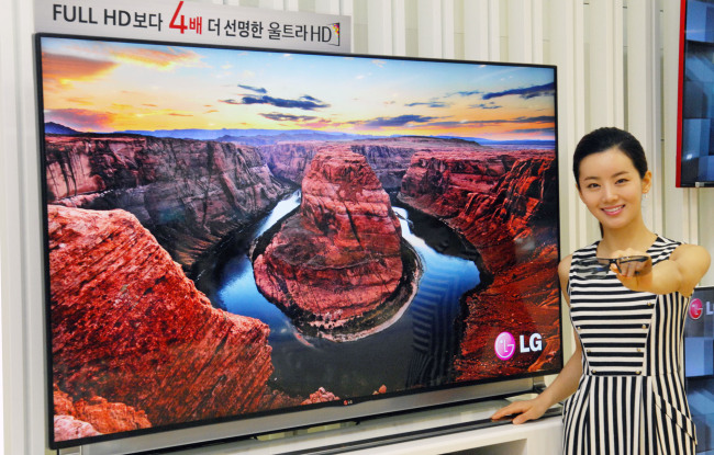 삼성전자에 이어 LG전자도 다음달 15일까지 국내 시장에서 65형, 55형 울트라HD TV를 예약판매한다.