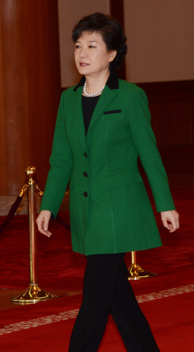 박근혜 제 18대 대통령이 25일 오후 청와대에서 잉락 친나왓 태국 총리를 영접하기 위해 걸어가고 있다.  정희조 기자/checho@heraldcorp.com