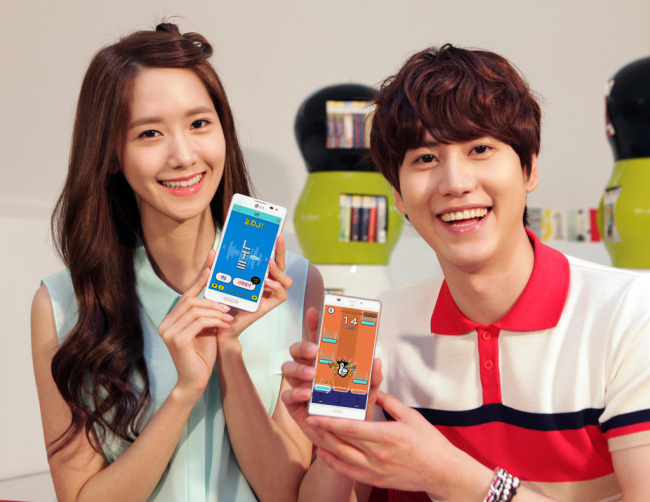 윤아(좌부터/임윤아/가수/탤런트/소녀시대),규현(조규현/가수/뮤지컬배우/슈퍼주니어)
SK텔레콤은 1020세대의 디지털 놀이공간인 ‘눝 앱’을 업그레이드한 시즌2 버전을 3일 선보였다.