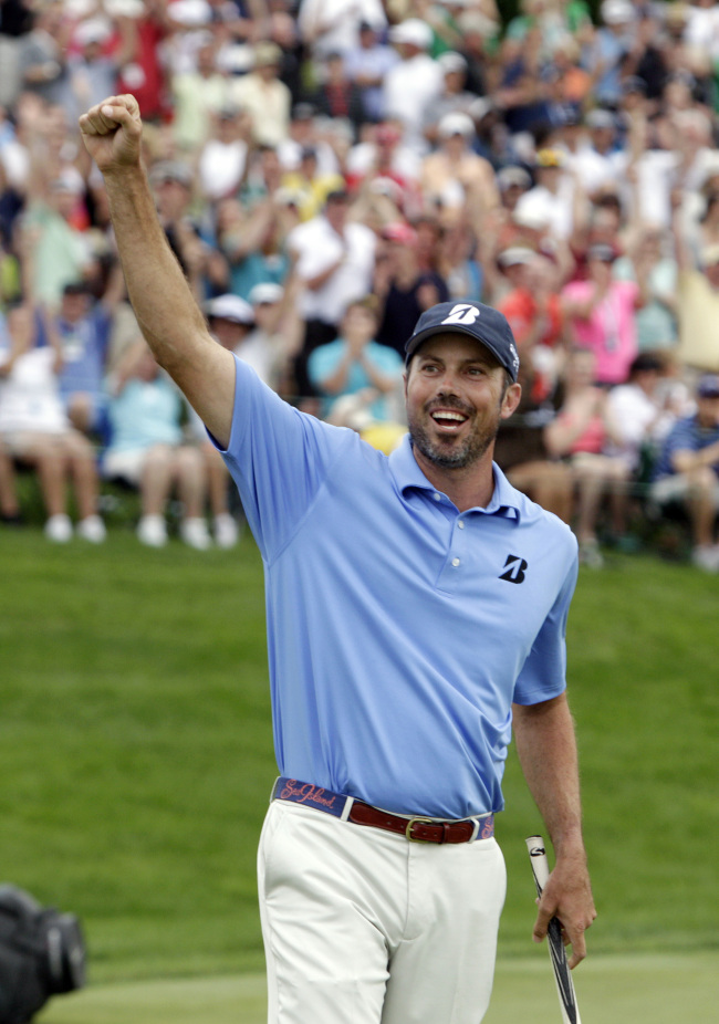 매트쿠차(MattKuchar/골퍼)
Matt Kuchar reacts after sinking a birdie putt on the 18th green on Sunday.   AP-Yonhap News