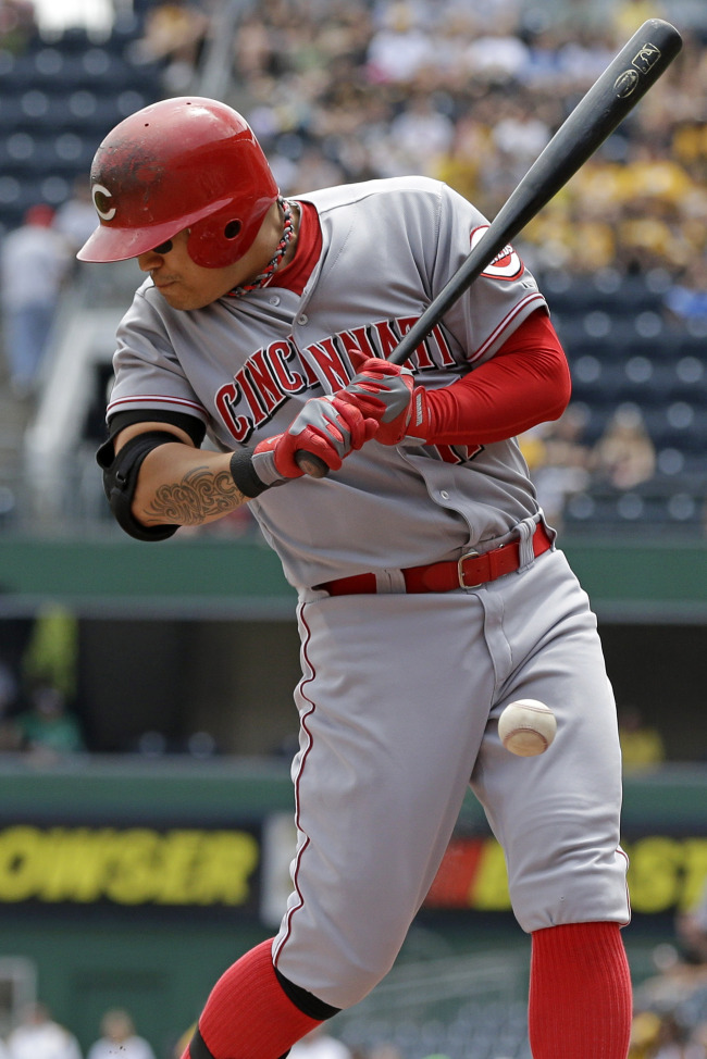추신수(야구선수/신시내티레즈)
Cincinnati Reds center fielder Choo Shin-soo is hit by a pitch in the first inning on Sunday. The Korean went 0 for 3 with a walk. AP-Yonhap News