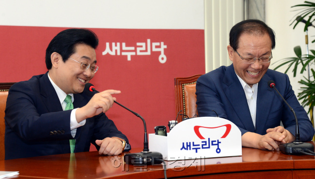 황우여 새누리당 대표가 3일 오전 서울 여의도 국회에서 전병헌 민주당 원내대표를 접견하며 환담을 나누고 있다./안훈기자 rosedale@ 2013.06.03
황우여 새누리당 대표는 3일 국회에서 전병헌 민주당 원내대표의 예방을 받았다. 원내대표 취임 후 처음으로 황 대표를 공식 예방한 전 대표는 이날 개원하는 6월 국회에서 새누리당의 협조를 당부했다.  안훈 기자/rosedale@