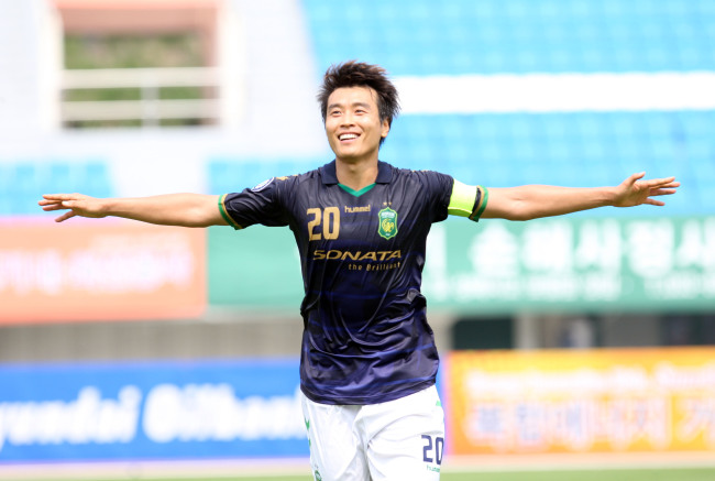 이동국(축구선수/전북현대모터스)
Lee Dong-gook leads the Korean national team with 30 career international goals.   Yonhap News