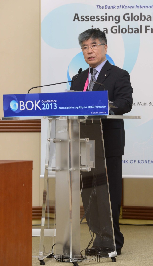 김중수 한국은행 총재가 3일 오전 서울 중구 한국은행 본점에서 열린 '2013년 한국은행 국제컨퍼런스'에서 개회사를 하고 있다. 박해묵 기자/mook@heraldcorp.com
김중수 한국은행 총재가 3일 오전 서울 중구 한국은행 본점에서 열린 '2013년 한국은행 국제컨퍼런스'에서 개회사를 하고 있다. 박해묵 기자/mook@heraldcorp.com