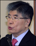 김중수(금융인/전대학총장/한국은행총재/동아시아태평양중앙은행총재회의의장)
김중수 한국은행 총재는 3일 선진국들의 양적완화 종료에 따른 대응방안과 관련, “단기적인 관점에서 자국의 이해를 최우선시하기보다는 장기적으로 글로벌 공조를 통해 선진국과 신흥국 모두 상생할 수 있는 방안을 모색해야 한다”고 주장했다.